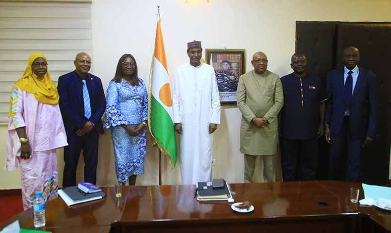 Lamine zeine et la vice presidente regionale de la bad felicite les autorites pour la resilience de leconomie et des populations nigeriennes