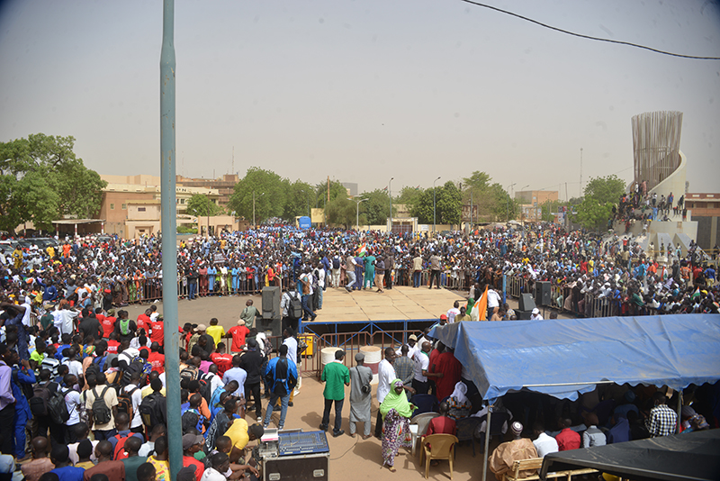 le peuple debout derrière le cnsp contre la présence militaire américaine au niger