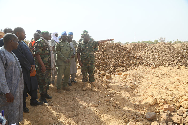 visite du ministre des transports et de lequipement sur plusieurs chantiers le colonel major salissou mahaman salissou