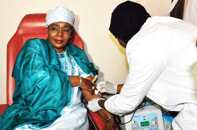 Cérémonie de don de sang de la 1ère Dame Hadjia Aïssata Issoufou à l'occasion de la journée internationale de don de sang : un geste humanitaire exemplaire