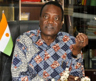 Le ministre de la Jeunesse, des Sports et de la Culture rencontre les membres de la Commission Electorale de la FENIFOOT : le ministre Kounou Hassane exhorte les membres de la commission à mesurer la délicatesse de la tâche