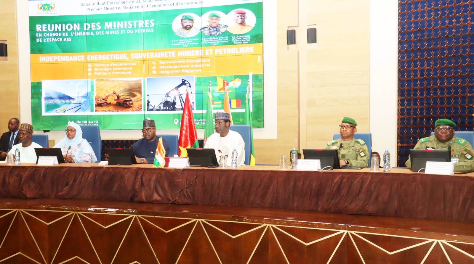 souverainete energetique la vision du premier ministre ali mahamane lamine zeine au coeur de la reunion ministerielle de laes a niamey