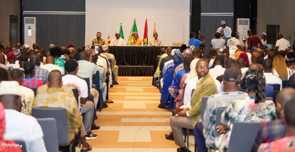 diaspora aes la diaspora de laes au senegal reaffirme son soutien aux autorites confederales et expose ses doleances