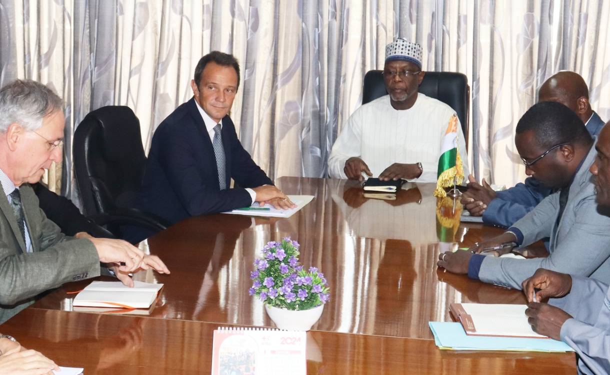 Bakary Yaou Sangare sentretient avec le chef de la delegation de lunion europeenne au niger