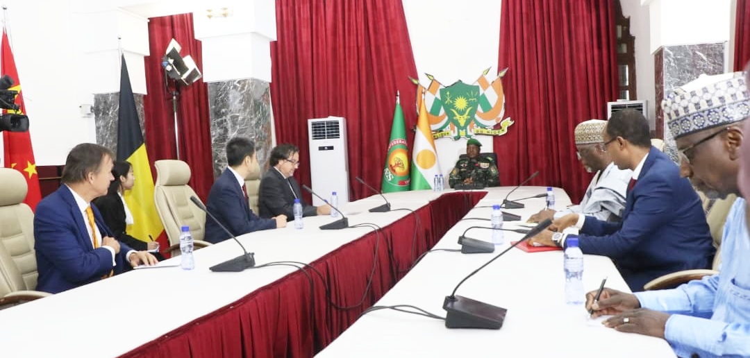 diplomatie le niger renforce ses liens avec litalie la belgique et lespagne