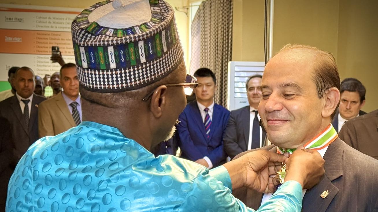 L'ambassadeur d' Egypte Sayed Mohamed Ahmed  décoré commandeur de l'ordre du mérite du Niger
