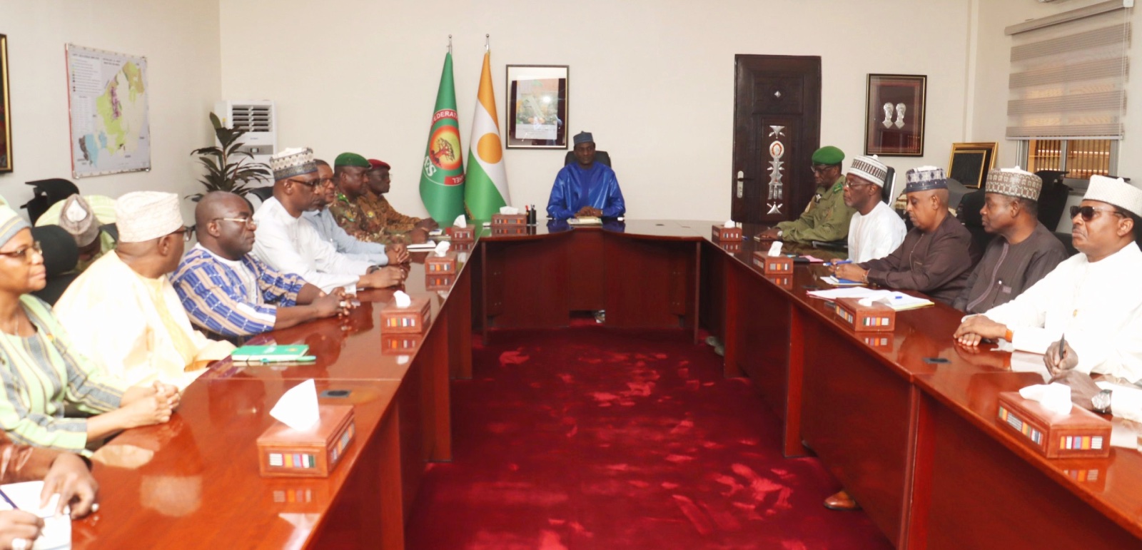 niger les ministres de la defense et de la diplomatie de laes recus par le premier ministre