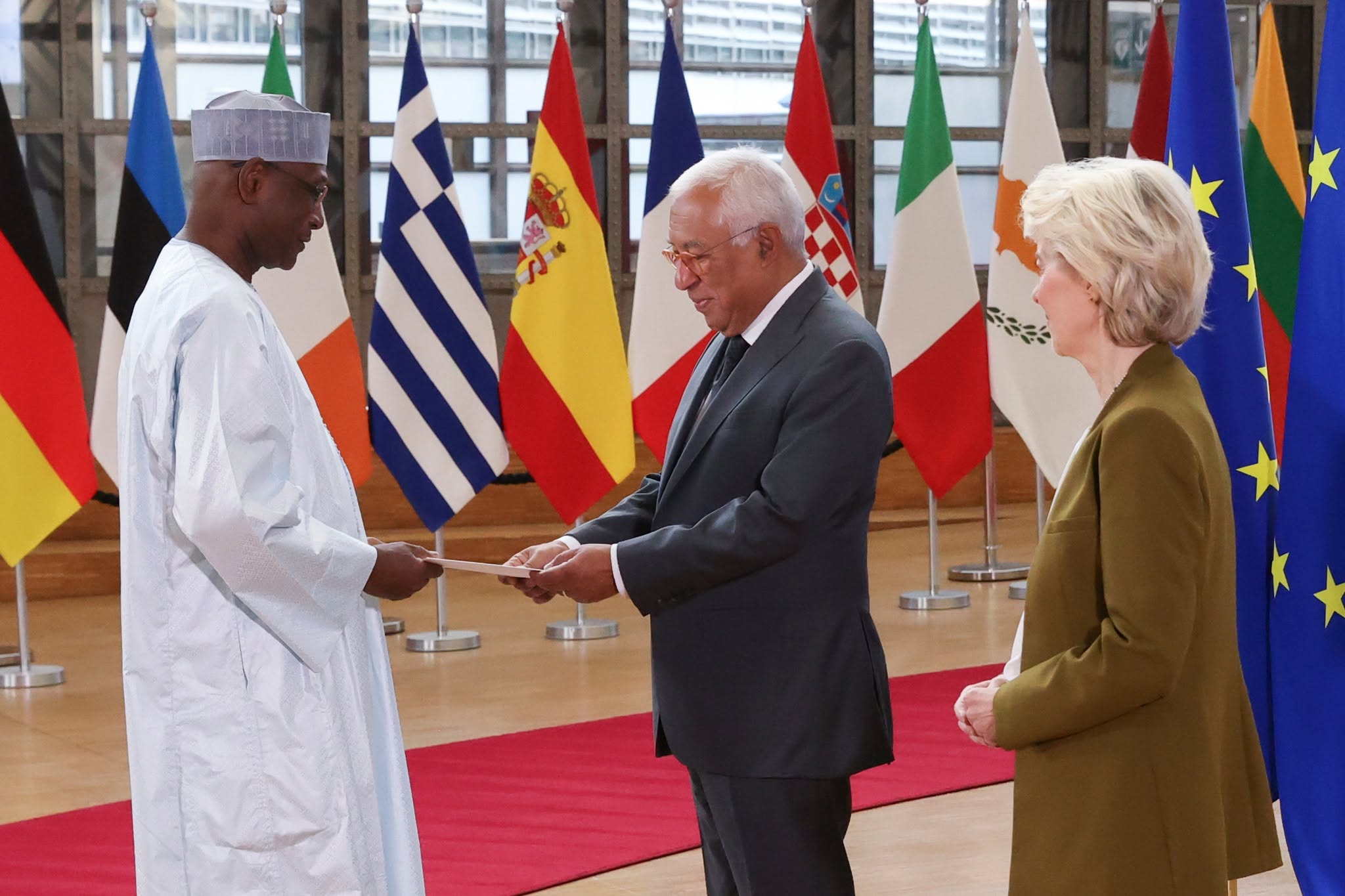 niger union europeenne s e m adamou moumouni presente officiellement ses lettres de creance 1