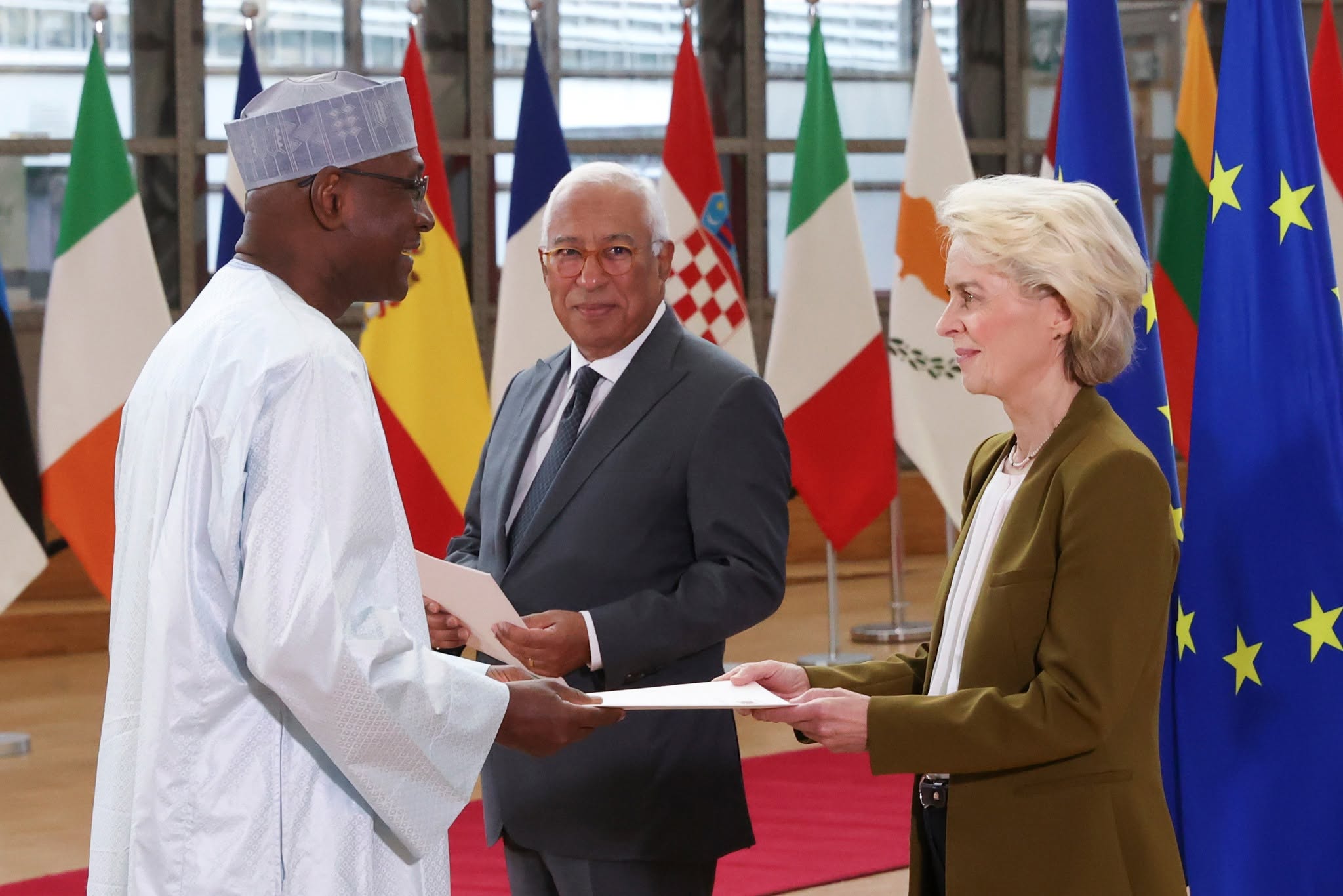 niger union europeenne s e m adamou moumouni presente officiellement ses lettres de creance 2