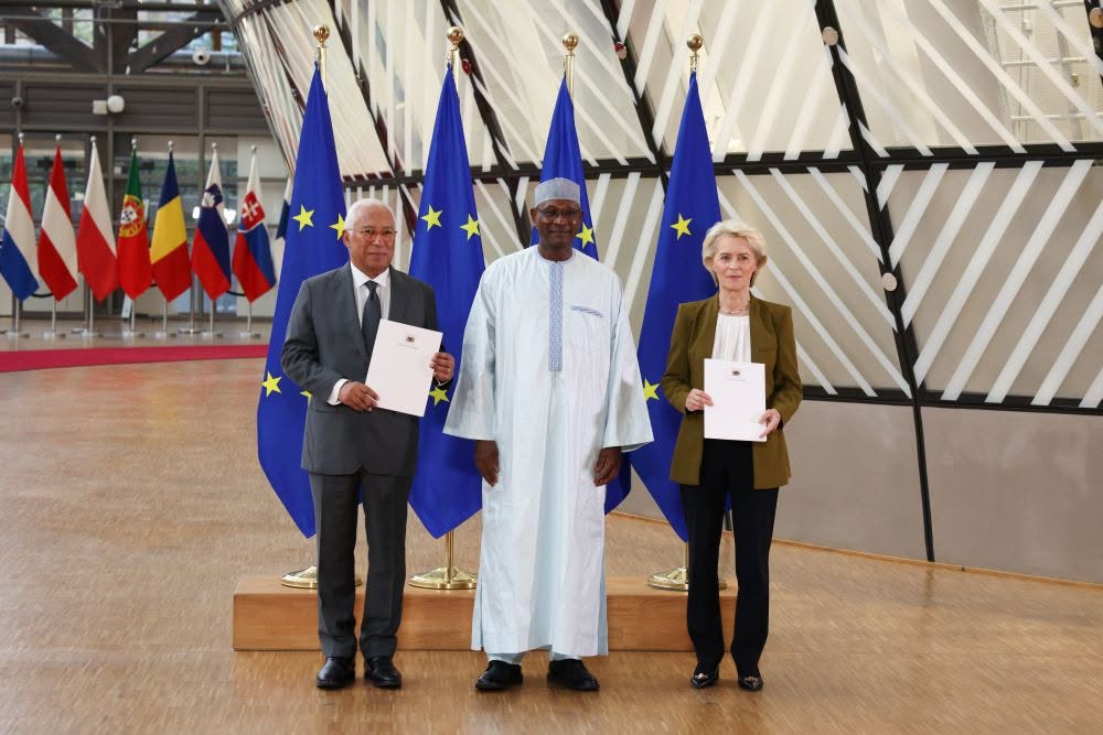 niger union europeenne s e m adamou moumouni presente officiellement ses lettres de creance 3