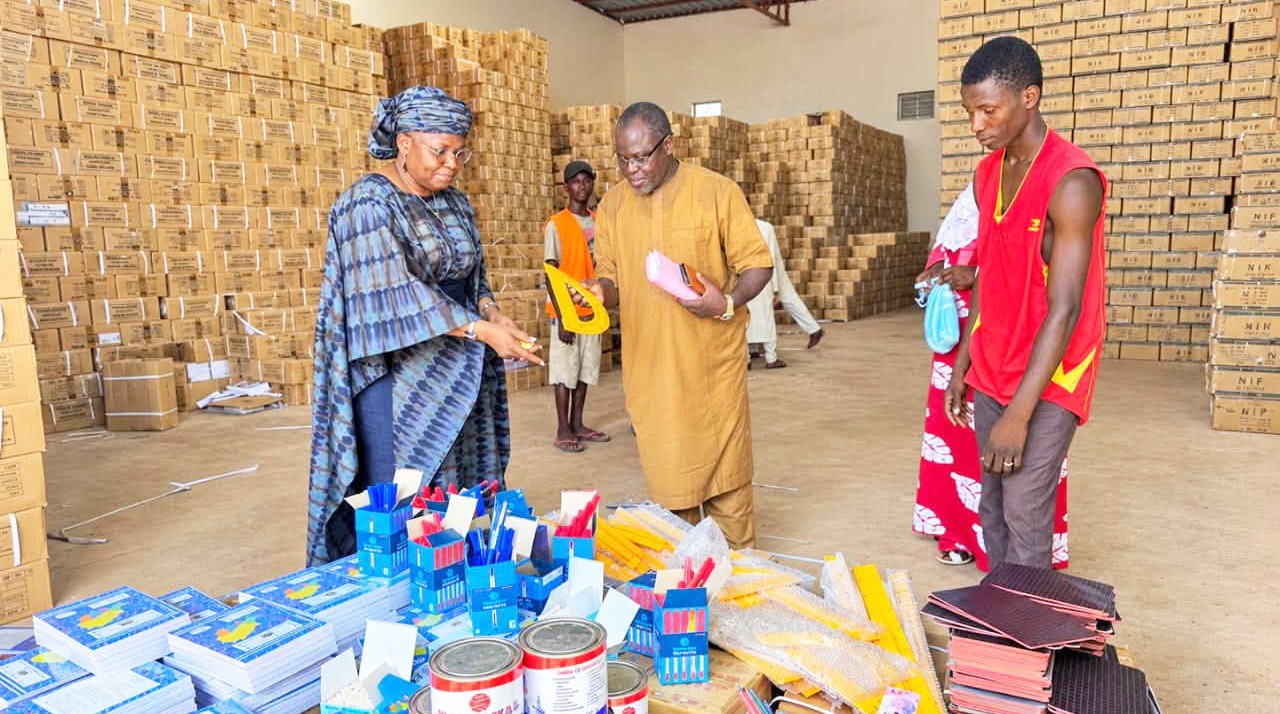rentree scolaire 2026 2027 plus de 2 000 tonnes de fournitures et de manuels en cours dacheminement