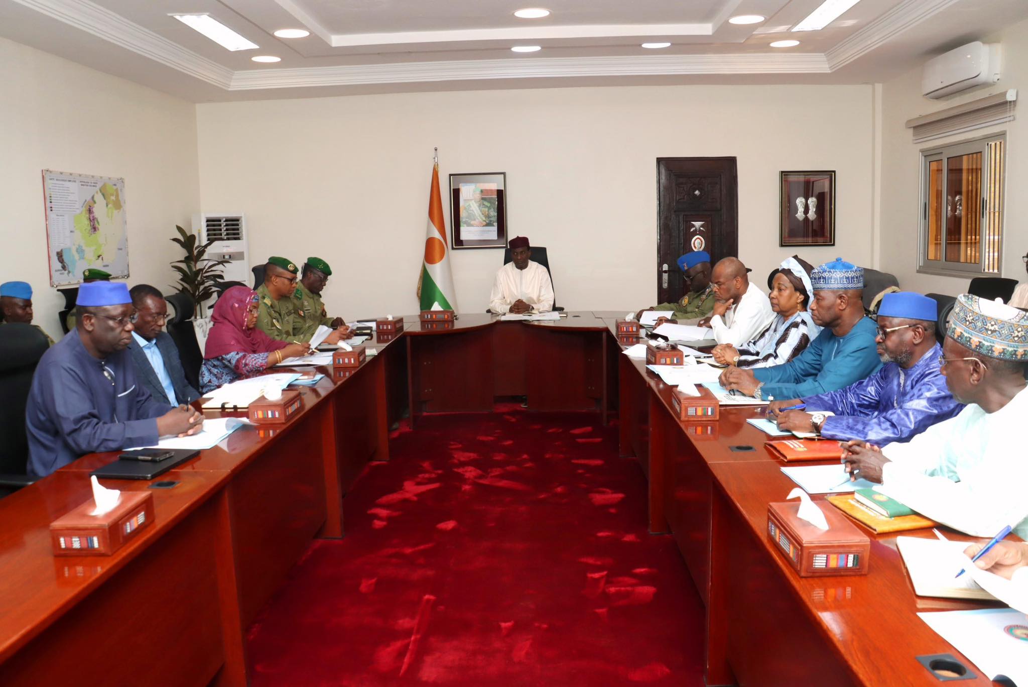 an 2 de la confederation aes ali mahamane lamine zeine reunit les ministres et le comite national a niamey