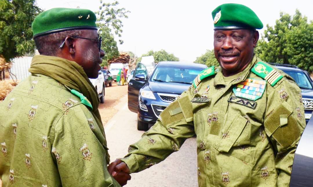 passation de pouvoir a dosso le general de brigade iro oumarou cede la place au colonel major bana alhassane