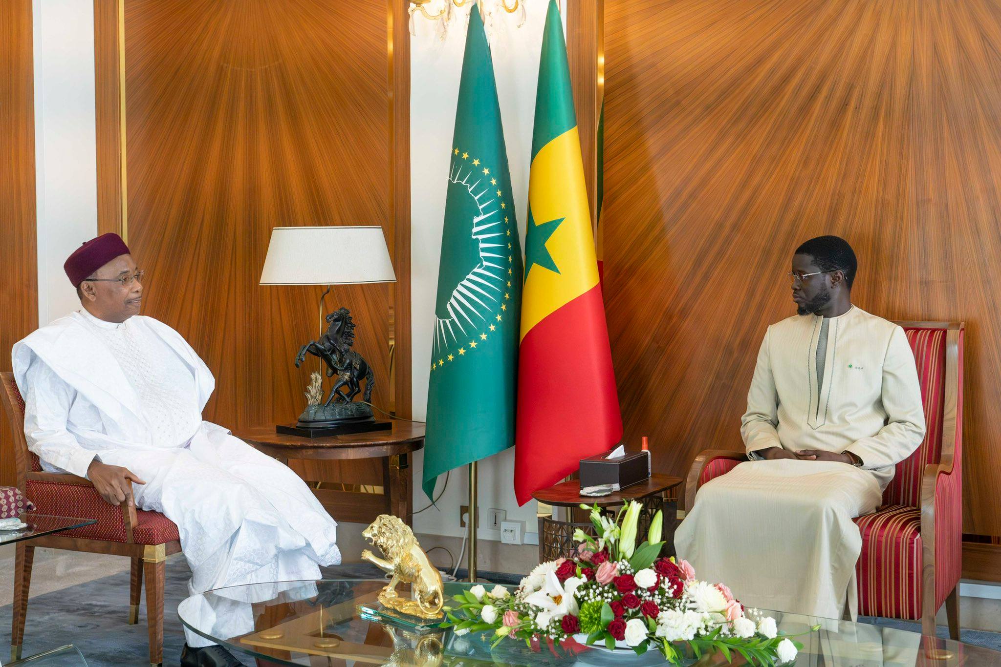 rencontre entre le president senegalais bassirou diomaye faye et lex president nigerien mahamadou issoufou