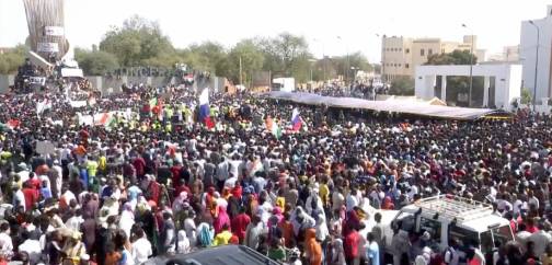 retrait de laes de la cedeao des milliers de manifestants celebrent a niamey