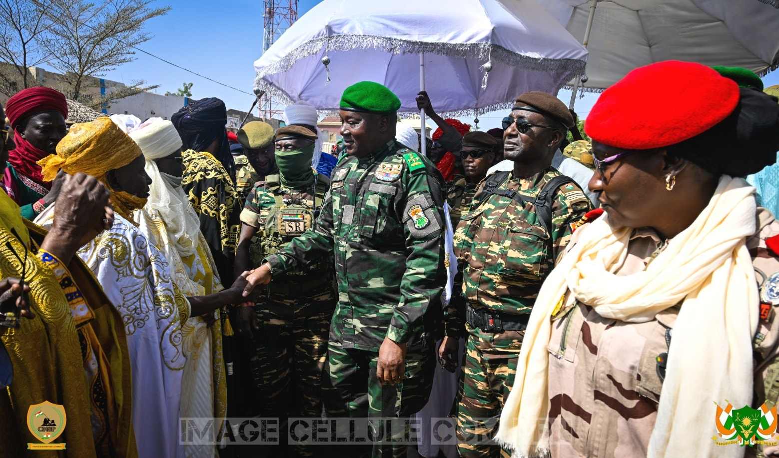 tournee presidentielle 2025 le president de la republique abdourahamane tiani accueilli en liesse sur la route de goudoumaria 1