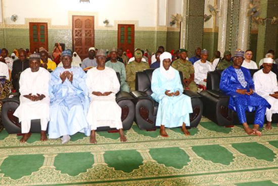 a niamey la nuit du destin rassemble fideles et autorites autour de prieres pour le niger