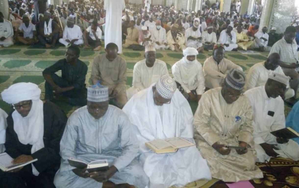 fideles musulmans prient pour la paix au niger