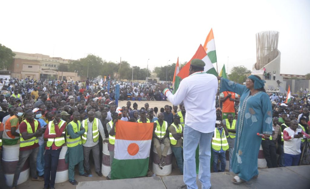 manifestation-a-niamey-suite-a-lannonce-de-la-sortie-des-pays-membres-de-laes-de-la-cedeao-des-milliers-de-manifestants-expriment-leur-joie