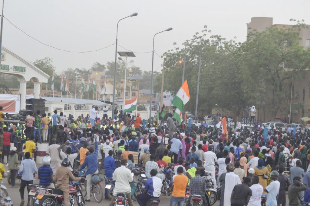 Manifestation a niamey suite a lannonce de la sortie des pays membres de laes de la cedeao 
