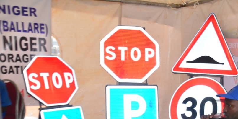 signalisation routiere au niger boundi sarl decroche la certification pour ses panneaux de signalisation verticale