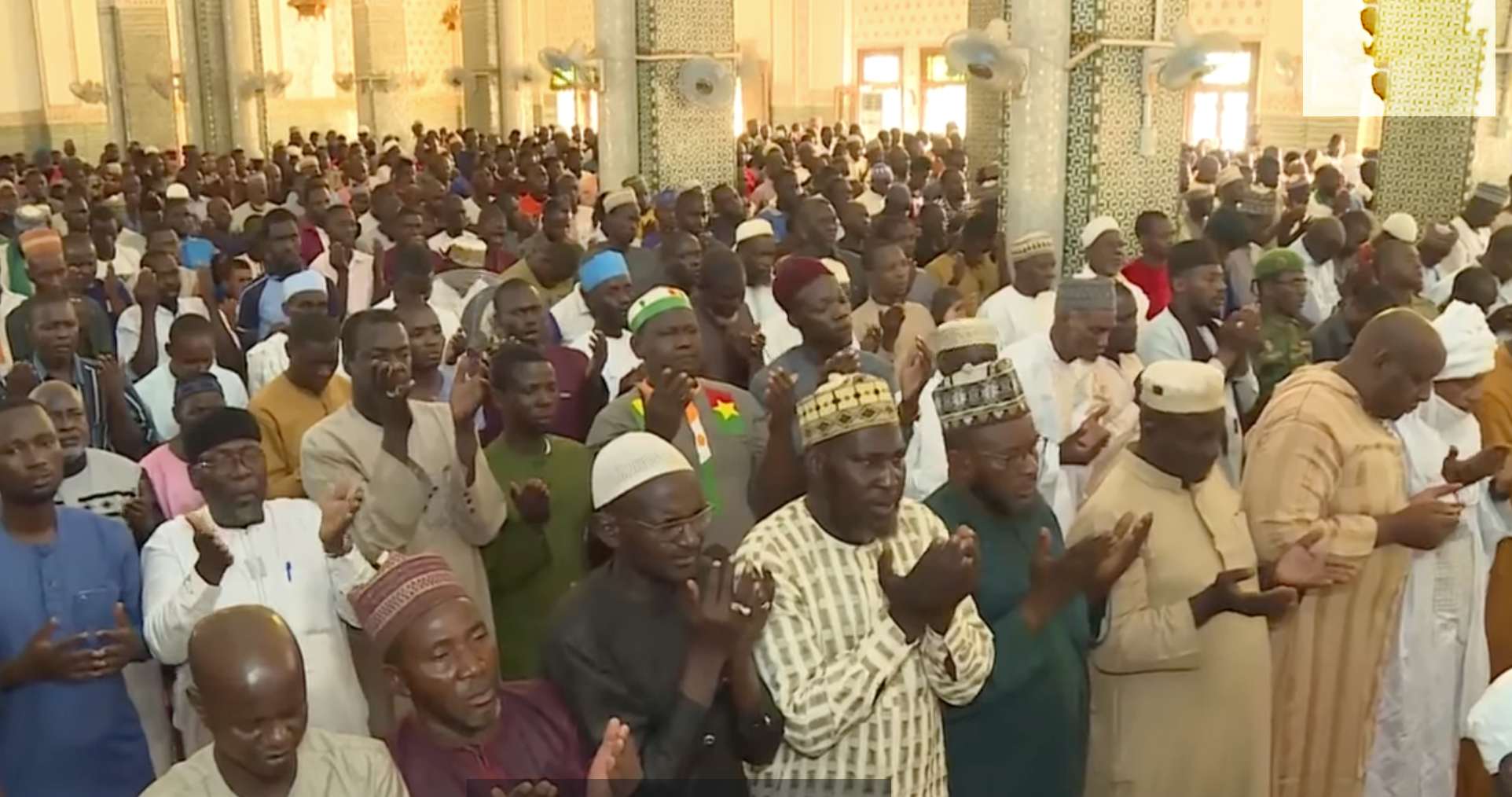 unis dans la foi les nigeriens se mobilisent en priere al qunut face aux menaces