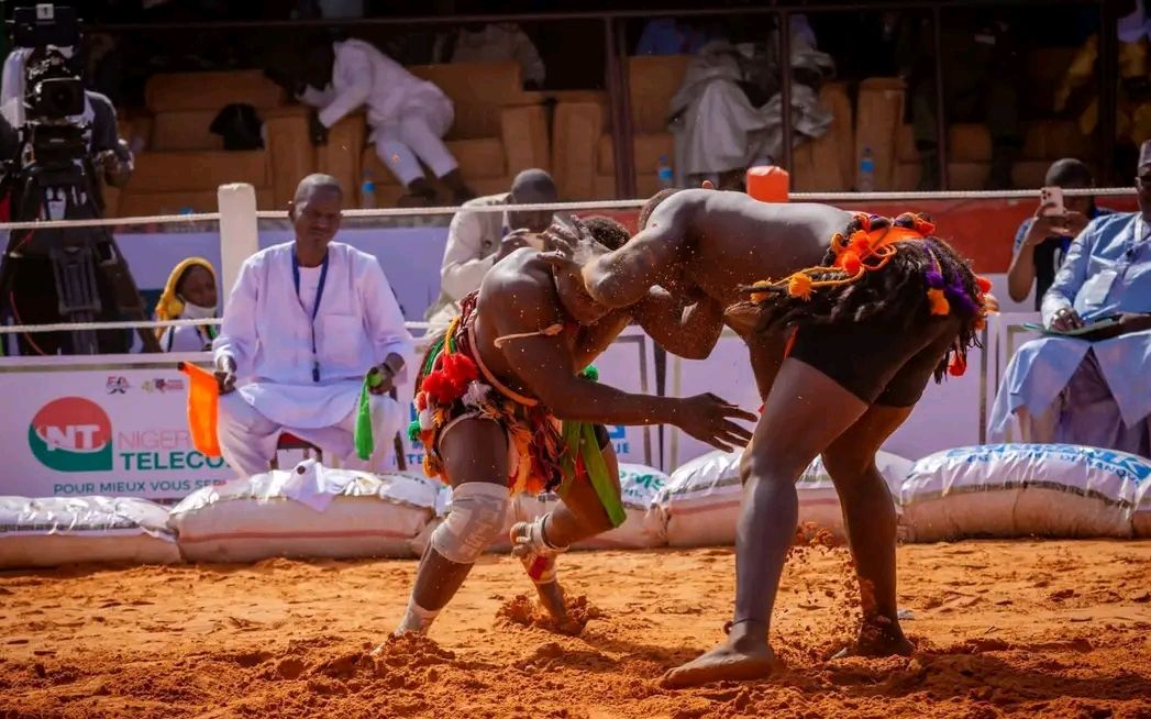 46e sabre national de lutte traditionnelle tahoua 2025 6e journee dosso frappe fort tahoua deroule les invaincus tiennent bon